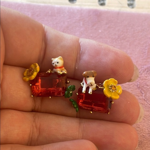 LES NEREIDES charming Dog and Flower Earrings with Pink Gem - Picture 6 of 8